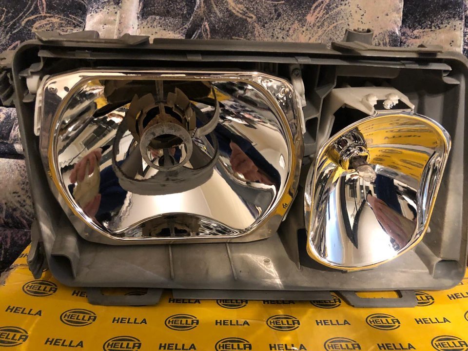 W124 E500 Hella Headlights - Image 6